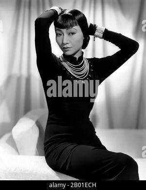 Chine/Etats-Unis: Anna May Wong (3 janvier 1905 - 3 février 1961), star de cinéma sino-américaine. Publicité tirée de « Dangerous to Know », 1938. Anna May Wong était une actrice américaine, la première star de cinéma américaine chinoise et la première américaine asiatique à devenir une star internationale. Sa longue et variée carrière s'est étendue à la fois au cinéma silencieux et au son, à la télévision, à la scène et à la radio. Né près du quartier chinois de Los Angeles, de parents sino-américains de deuxième génération, Wong s'est fait infecter par les films et a commencé à jouer dans les films à un âge précoce. Banque D'Images