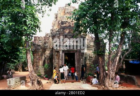 Cambodge : temple de TA Prohm près de Tonle Bati, au sud de Phnom Penh. Le temple laterite de Ta Prohm a été construit par le roi Jayavarman VII au-dessus d'un temple khmer datant du 6th siècle précédent. Le résultat est un joyau bien conservé d'un temple, non pas trop grand, mais avec quelques caractéristiques décoratives splendides. Le sanctuaire principal dispose de cinq chambres, chacune étant une statue ou une lingam Shiva. Jayavarman VII (1125-1215) était un roi (r. c. 1181-1215) de l'Empire khmer à Angkor. Il épousa Jayarajadevi et, après sa mort, épousa sa sœur Indradevi, toutes deux considérées comme une grande inspiration pour lui. Banque D'Images