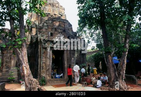 Cambodge : temple de TA Prohm près de Tonle Bati, au sud de Phnom Penh. Le temple laterite de Ta Prohm a été construit par le roi Jayavarman VII au-dessus d'un temple khmer datant du 6th siècle précédent. Le résultat est un joyau bien conservé d'un temple, non pas trop grand, mais avec quelques caractéristiques décoratives splendides. Le sanctuaire principal dispose de cinq chambres, chacune étant une statue ou une lingam Shiva. Jayavarman VII (1125-1215) était un roi (r. c. 1181-1215) de l'Empire khmer à Angkor. Il épousa Jayarajadevi et, après sa mort, épousa sa sœur Indradevi, toutes deux considérées comme une grande inspiration pour lui. Banque D'Images