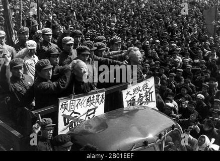 Chine : dénoncer les "roaders capitalistes", scène de la Révolution culturelle (1966-1976), août 1968. La Grande Révolution culturelle prolétarienne, communément connue sous le nom de Révolution culturelle (Chinois: 文化大革命), était un mouvement socio-politique qui s'est déroulé en République populaire de Chine de 1966 à 1976. Mis en branle par Mao Tsé-toung, alors président du Parti communiste chinois, son objectif déclaré était de faire respecter le socialisme dans le pays en retirant les éléments capitalistes, traditionnels et culturels de la société chinoise et en imposant l'orthodoxie maoïste au sein du Parti. Banque D'Images