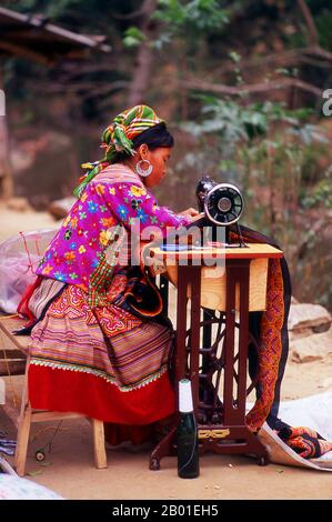 Vietnam : une femme qui coudre dans un village de Fleur Hmong près de Phong Nien, province Lao Cai. Les collines autour de bac Ha abritent dix minorités distinctes, dont Dao, Giay, Nung et Tai, mais les plus distinctives et colorées sont le Hmong Fleur (fleuriste). D'avant l'aube, ils convergent vers le centre-ville poussiéreux de bac Ha et, en particulier, vers le marché du béton. Les produits vendus et échangés comprennent les fruits et légumes de chaque description, la viande fraîche et les orchidées sauvages. Le Hmong est un groupe ethnique asiatique des régions montagneuses de Chine, du Vietnam, du Laos et de Thaïlande. Banque D'Images