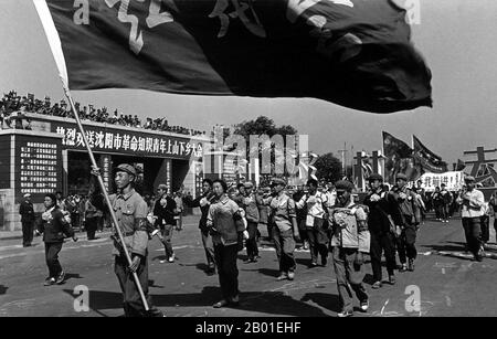 Chine : une scène de la Révolution culturelle (1966-1976) dans les rues de Shenyang, août 1968. La Grande Révolution culturelle prolétarienne, communément connue sous le nom de Révolution culturelle (Chinois: 文化大革命), était un mouvement socio-politique qui s'est déroulé en République populaire de Chine de 1966 à 1976. Mis en branle par Mao Tsé-toung, alors président du Parti communiste chinois, son objectif déclaré était de faire respecter le socialisme dans le pays en retirant les éléments capitalistes, traditionnels et culturels de la société chinoise et en imposant l'orthodoxie maoïste au sein du Parti. Banque D'Images