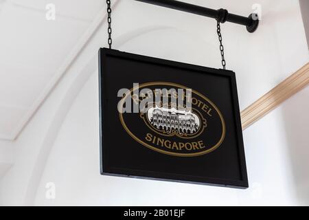 Panneau suspendu pour l'hôtel Raffles, Singapour, Asie célèbre pour le cocktail alcoolique des années 1930, un « Sling de la mingapore » servi au long Bar. Singapour, Asie Banque D'Images