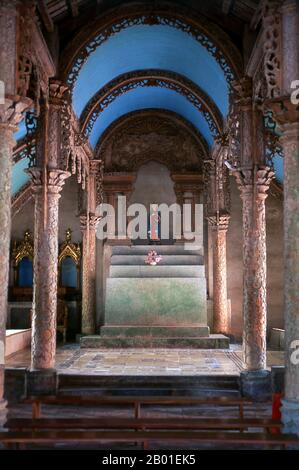 Vietnam : intérieur de Saint Chapelle de Pierre, Cathédrale de Phat Diem, Phat Diem. La cathédrale de Phat Diem est située dans le district de Kim son, dans la province de Ninh Binh. C'est l'une des églises les plus célèbres et les plus insolites du Vietnam, et l'architecture est une synthèse des styles sino-vietnamiens et catholiques français. Le catholicisme est venu tôt à Phat Diem. Alexandre de Rhodes, jésuite d’Avignon qui a développé le système d’écriture quoc ngu au Vietnam, y prêchait depuis 1627, mais c’était un prêtre vietnamien, le père Tran Luc, qui a conçu et organisé la construction de l’extraordinaire cathédrale de Phat Diem Banque D'Images