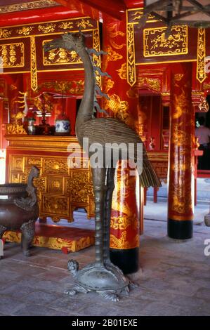 Vietnam : une grue de bronze se dresse au-dessus d'une tortue devant l'autel de Confucius, Grande Maison des cérémonies, Temple de la Littérature (Van Mieu), Hanoï. Le Temple de la Littérature ou Van Mieu est l’un des plus grands trésors culturels du Vietnam. Fondé en 1070 par le roi Ly Thanh Tong du début de la dynastie Ly, le temple était à l'origine dédié à la fois à Concius et à Chu Cong, un membre de la famille royale chinoise reconnu comme étant à l'origine de nombreux enseignements que Confucius a développés cinq cents ans plus tard. Banque D'Images