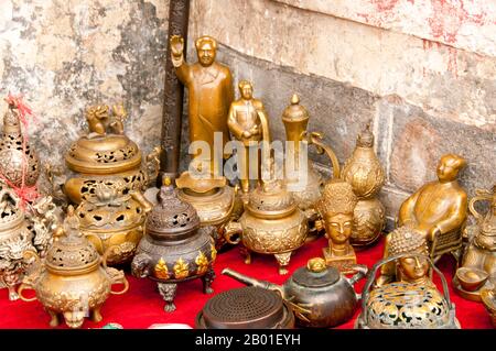 Chine : une variété de souvenirs à vendre dans les rues étroites de Fenghuang, Fenghuang, province de Hunan. Fenghuang est chinois pour Phoenix et se réfère à la mythique oiseau de feu sacré qui peut être trouvé dans les mythologies des Perses, Grecs, Romains, Egyptiens, Chinois, Et (selon Sanchuniathon) les Phéniciens. La légende suggère que deux phénolxes à la découverte de la ville ont survolé pendant un certain temps avant de voler à contrecœur. Banque D'Images