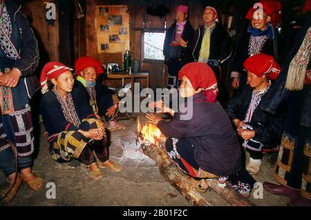 Vietnam: Les femmes de Red Dao (Zao) crossent le feu par temps froid dans les montagnes, village de Tha Phin, près de Sapa. La nationalité Yao (connue au Vietnam sous le nom de Dao) (sa grande majorité est également connue sous le nom de Mien; le chinois traditionnel: 瑤族, le chinois simplifié: 瑶族, Pinyin: Yáo zú; le vietnamien: người Dao) est une classification gouvernementale pour diverses minorités en Chine. Ils forment l'un des 55 groupes ethniques minoritaires officiellement reconnus par la République populaire de Chine, où ils résident sur le terrain montagneux du sud-ouest et du sud. Banque D'Images