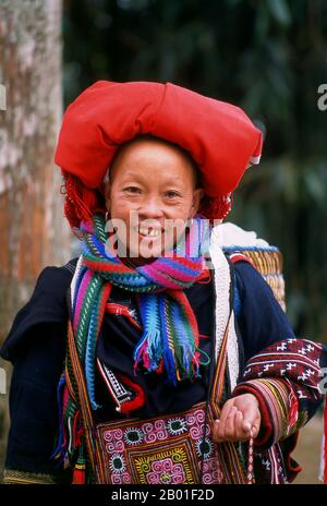 Vietnam : femme de Red Dao (Zao), village de Tha Phin, près de Sapa. La nationalité Yao (connue au Vietnam sous le nom de Dao) (sa grande majorité est également connue sous le nom de Mien; le chinois traditionnel: 瑤族, le chinois simplifié: 瑶族, Pinyin: Yáo zú; le vietnamien: người Dao) est une classification gouvernementale pour diverses minorités en Chine. Ils forment l'un des 55 groupes ethniques minoritaires officiellement reconnus par la République populaire de Chine, où ils résident sur le terrain montagneux du sud-ouest et du sud. Ils forment également l'un des 54 groupes ethniques officiellement reconnus par le Vietnam. Banque D'Images