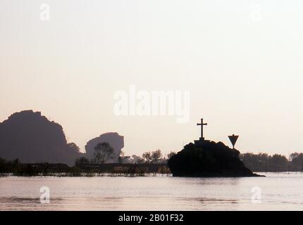 Vietnam: Paysage près de Kenh GA, province de Ninh Binh. Au village flottant de Kenh GA ou ‘Chicken Canal’, la communauté tout entière passe sa vie sur l’eau, et le village n’est accessible qu’en bateau. Le nord du Vietnam, la région centrée sur le delta de la rivière Rouge avec sa capitale à Hanoi, s'étend de la frontière chinoise au nord jusqu'à la rivière Ma dans la province de Thanh Hoa au sud. À l'ouest, le Truong son ou «long Mountains» et la frontière laotienne forment la frontière; tandis qu'à l'est se trouve Vinh bac Bo, le «Golfe du Nord». Banque D'Images