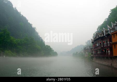 Chine : tôt le matin sur la rivière Tuo de Fenghuang, Fenghuang, province de Hunan. Fenghuang est chinois pour Phoenix et se réfère à la mythique oiseau de feu sacré qui peut être trouvé dans les mythologies des Perses, Grecs, Romains, Egyptiens, Chinois, Et (selon Sanchuniathon) les Phéniciens. La légende suggère que deux phénolxes à la découverte de la ville ont survolé pendant un certain temps avant de voler à contrecœur. La ville de Fenghuang est une ancienne ville bien conservée, qui date soi-disant de 248 BCE. Elle abrite les minorités Miao et Tujia. Banque D'Images