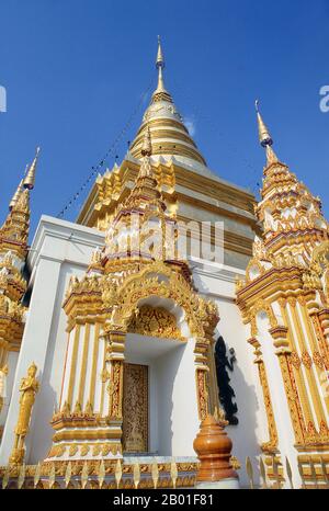 Thaïlande: Wat Phra Phutthabaat Taak Phaa, près de Pasang, province de Lamphun, nord de la Thaïlande. Wat Phra Phutthabat le temple de Tak Pha est la vue d'un Bouddha vénéré empreinte. Phra Phutthabat signifie « Buddha Footprint » et Tak Pha signifie « les robes de Bouddha » en thaï. On croit que le Bouddha s'est arrêté ici et a séché ses robes d'où le nom du temple. Banque D'Images