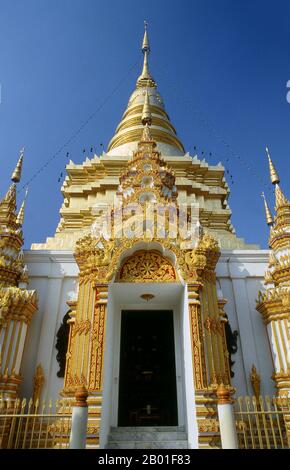Thaïlande: Wat Phra Phutthabaat Taak Phaa, près de Pasang, province de Lamphun, nord de la Thaïlande. Wat Phra Phutthabat le temple de Tak Pha est la vue d'un Bouddha vénéré empreinte. Phra Phutthabat signifie « Buddha Footprint » et Tak Pha signifie « les robes de Bouddha » en thaï. On croit que le Bouddha s'est arrêté ici et a séché ses robes d'où le nom du temple. Banque D'Images