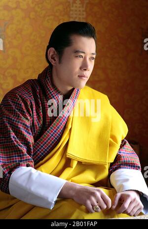 Bhoutan: Jigme Khesar Namgyel Wangchuck (Dzongkha: འཇིགས་མེད་གེ་སར་རྣམ་རྒྱལ་དབང་ཕྱུག né le 21 février 1980), 5th régnant Druk Gyalpo (Roi-dragon) du Royaume du Bhoutan. Photo de la famille royale du Bhoutan (licence CC BY-sa 3,0), 2007. Le roi Khesar (prononcé Gesar) est le fils aîné du quatrième et précédent roi Dragon du Bhoutan, Jigme Singye Wangchuck, et la troisième femme de son père, la reine (Ashi) Tshering Yangdon. En décembre 2005, le roi Jigme Singye a annoncé son intention de abdiquer en faveur de son fils en 2008, et qu'il commencerait à lui remettre immédiatement sa responsabilité. Banque D'Images