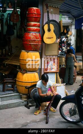 Vietnam: Instruments de musique à vendre dans le Vieux quartier, Hanoi. Le vieux quartier de Hanoi se trouve immédiatement au nord du lac Ho Hoan Kiem. Il est plus connu localement sous le nom de Bam Sau Pho Phuong ou les «trente six rues». 'Phuong' signifie une guilde commerciale, et la plupart des rues commencent par le mot 'Hang' signifiant marchandise. Cette partie ancienne de la ville a longtemps été associée au commerce, et elle le reste encore beaucoup aujourd'hui. Banque D'Images