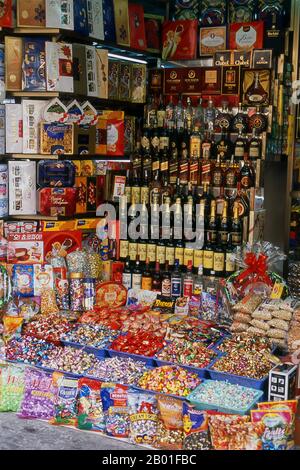 Vietnam : alcool, bonbons et biscuits, rue Hang Buom, Vieux quartier, Hanoï. Le vieux quartier de Hanoi se trouve immédiatement au nord du lac Ho Hoan Kiem. Il est plus connu localement sous le nom de Bam Sau Pho Phuong ou les «trente six rues». 'Phuong' signifie une guilde commerciale, et la plupart des rues commencent par le mot 'Hang' signifiant marchandise. Cette partie ancienne de la ville a longtemps été associée au commerce, et elle le reste encore beaucoup aujourd'hui. Banque D'Images