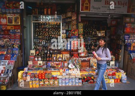 Vietnam: Magasin de marchandises générales, rue Hang Buom, Vieux quartier. Le vieux quartier de Hanoi se trouve immédiatement au nord du lac Ho Hoan Kiem. Il est plus connu localement sous le nom de Bam Sau Pho Phuong ou les «trente six rues». 'Phuong' signifie une guilde commerciale, et la plupart des rues commencent par le mot 'Hang' signifiant marchandise. Cette partie ancienne de la ville a longtemps été associée au commerce, et elle le reste encore beaucoup aujourd'hui. Banque D'Images