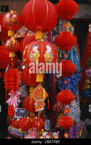 Vietnam : Fête, décorations religieuses et funéraires, Hang Ma Street, Vieux quartier, Hanoï. Le vieux quartier de Hanoi se trouve immédiatement au nord du lac Ho Hoan Kiem. Il est plus connu localement sous le nom de Bam Sau Pho Phuong ou les «trente six rues». 'Phuong' signifie une guilde commerciale, et la plupart des rues commencent par le mot 'Hang' signifiant marchandise. Cette partie ancienne de la ville a longtemps été associée au commerce, et elle le reste encore beaucoup aujourd'hui. Banque D'Images