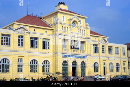 Cambodge: Le bureau central de poste avec des portraits de l'ancien roi Sihanouk et de sa femme, la reine Monique, Phnom Penh. Phnom Penh se trouve sur le côté ouest du Mékong, au point où il est rejoint par le fleuve SAP et se divise en fleuve Bassac, faisant un lieu de rencontre de quatre grandes voies navigables connues au Cambodge sous le nom de Chatomuk ou "four faces". Elle est au centre de la vie cambodgienne depuis peu après l'abandon d'Angkor au milieu du 14th siècle et est la capitale depuis 1866. Banque D'Images