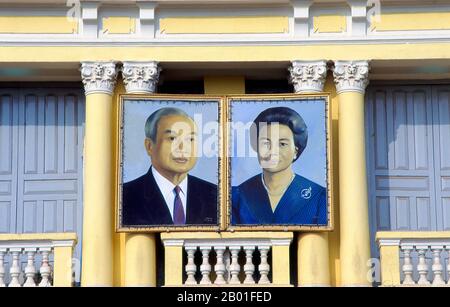 Cambodge: Le bureau central de poste avec des portraits de l'ancien roi Sihanouk et de sa femme, la reine Monique, Phnom Penh. Phnom Penh se trouve sur le côté ouest du Mékong, au point où il est rejoint par le fleuve SAP et se divise en fleuve Bassac, faisant un lieu de rencontre de quatre grandes voies navigables connues au Cambodge sous le nom de Chatomuk ou "four faces". Elle est au centre de la vie cambodgienne depuis peu après l'abandon d'Angkor au milieu du 14th siècle et est la capitale depuis 1866. Banque D'Images