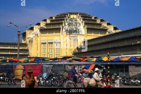 Cambodge: Le marché central art déco (connu en khmer sous le nom de Psar Thmei ou Nouveau marché), Phnom Penh. Phnom Penh se trouve sur le côté ouest du Mékong, au point où il est rejoint par le fleuve SAP et se divise en fleuve Bassac, faisant un lieu de rencontre de quatre grandes voies navigables connues au Cambodge sous le nom de Chatomuk ou "four faces". Elle est au centre de la vie cambodgienne depuis peu après l'abandon d'Angkor au milieu du 14th siècle et est la capitale depuis 1866. Banque D'Images