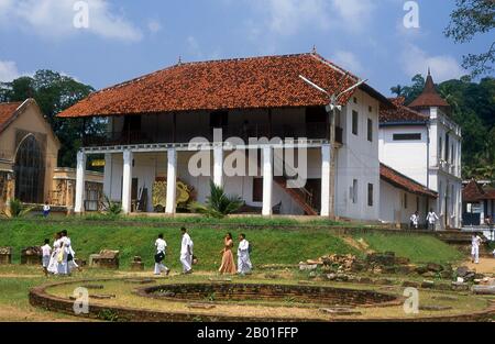 Sri Lanka : étudiants dans le domaine de la Sri Dalada Maligawa ou du Temple de la dent, Kandy. Sri Dalada Maligawa ou le Temple de la relique de la dent sacrée est situé dans le complexe du palais royal et abrite la relique de la dent de Bouddha. Depuis les temps anciens, la relique a joué un rôle important dans la politique locale parce qu'on croit que celui qui détient la relique détient la gouvernance du pays. Banque D'Images