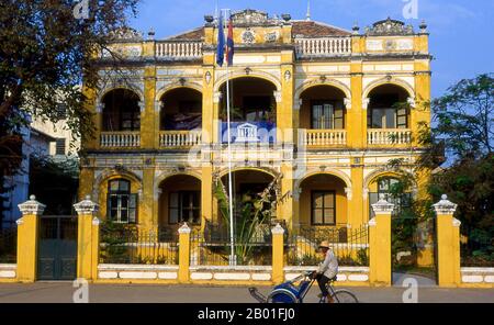 Cambodge: Ancien bâtiment colonial français coloré, aujourd'hui un bureau de l'UNESCO, Phnom Penh. Phnom Penh se trouve sur le côté ouest du Mékong, au point où il est rejoint par le fleuve SAP et se divise en fleuve Bassac, faisant un lieu de rencontre de quatre grandes voies navigables connues au Cambodge sous le nom de Chatomuk ou "four faces". Elle est au centre de la vie cambodgienne depuis peu après l'abandon d'Angkor au milieu du 14th siècle et est la capitale depuis 1866. Banque D'Images