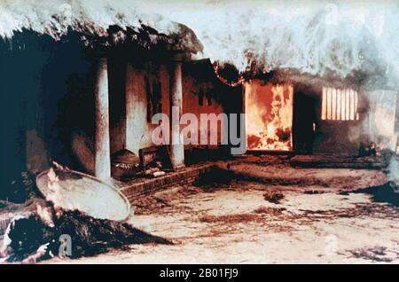 Vietnam: Corps non identifiés près de la maison en feu, My Lai, 16 mars 1968. Photo du Sgt Ronald L. Haeberle. Le massacre de My Lai a été le meurtre de masse de la guerre du Vietnam de 347 à 504 civils non armés dans le sud du Vietnam sur 16 mars 1968, par des soldats de l'armée américaine de la Compagnie 'Charlie' du 1st Bataillon, 20th infanterie Regiment, 11th Brigade de la Division américaine. La plupart des victimes étaient des femmes, des enfants (y compris des bébés) et des personnes âgées. Beaucoup ont été violées, battues et torturées, et certains corps ont par la suite été mutilés. Banque D'Images