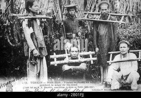 Vietnam : hommes de la résistance coloniale anti-française capturés à Ninh Binh, 1887. La campagne Tonkin (en français : campagne du Tonkin) était un conflit armé mené entre juin 1883 et avril 1886 par les Français contre, de manière variable, les Vietnamiens, l'Armée du drapeau noir de Liu Yongfu et les armées chinoises Guangxi et Yunnan pour occuper Tonkin (nord du Vietnam) et y installer un protectorat français. La campagne a été menée par le corps expéditionnaire Tonkin, et a été compliquée en août 1884 par le déclenchement de la guerre sino-française et en juillet 1885 par le soulèvement nationaliste CAN Vuong à Annam. Banque D'Images