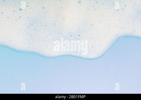 Mousse blanche sur fond bleu pastel Banque D'Images