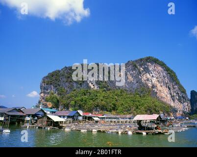 Thaïlande: Village de pêcheurs musulmans de Panyi, parc national d'Ao Phang Nga (baie de Phangnga), province de Phang Nga. Ko Panyi est un grand affleurement karstique dans le lee dont un village de pêcheurs thaïlandais musulman prospère abrite le sud-ouest de la Monsoon. L'emplacement inhabituel du village de pêcheurs musulman étouffé, avec la mosquée et le minaret inattendus, a fourni aux habitants de Ko Panyi une source de revenu supplémentaire inattendue et bienvenue dans les années qui ont suivi l'avènement du tourisme. Bien que l'île soit devenue commercialisée, les gens sont remarquablement ouverts et amicaux. Banque D'Images