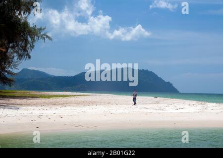 Thaïlande: Plage à Ao Pante Malaka, Ko Tarutao, Parc National marin de Ko Tarutao. AO Pante Melaka est une longue baie sur la rive nord-ouest de Ko Tarutao, avec une plage de sable fin. Le quartier général du parc national marin de Ko Tarutao est situé ici, ainsi qu'un centre de services touristiques qui abrite une exposition couvrant le fond historique et naturel du parc. Le parc national marin de Ko Tarutao se compose de 51 îles réparties dans deux groupes principaux dispersés à travers la mer d'Andaman dans la Thaïlande la plus méridionale. Seulement sept des îles sont de toute taille, y compris Ko Tarutao à l'est. Banque D'Images