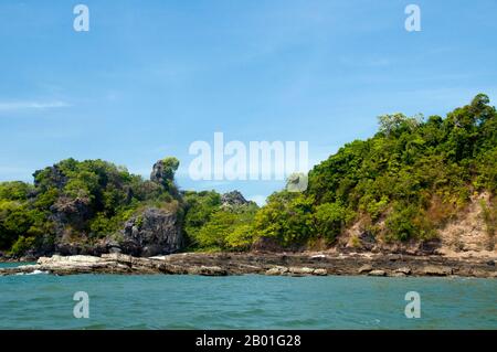 Thaïlande: Près de Ao Pante Malaka, Ko Tarutao, Parc National marin de Ko Tarutao. AO Pante Melaka est une longue baie sur la rive nord-ouest de Ko Tarutao, avec une plage de sable fin. Le quartier général du parc national marin de Ko Tarutao est situé ici, ainsi qu'un centre de services touristiques qui abrite une exposition couvrant le fond historique et naturel du parc. Le parc national marin de Ko Tarutao se compose de 51 îles réparties dans deux groupes principaux dispersés à travers la mer d'Andaman dans la Thaïlande la plus méridionale. Seulement sept des îles sont de toute taille, y compris Ko Tarutao à l'est. Banque D'Images