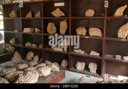 Thaïlande: Musée à Wat Klang Muang, Wiang Tha Kan, province de Chiang Mai. Wiang Tha Khan, situé à 16 km au sud de Chiang Mai dans le district rural de Sanpatong, est un petit et prospère village du nord de la Thaïlande, situé au milieu des plantations de Lamyai et habité par Tai Yong réaménagé de l'État voisin de Shan en Birmanie au début du 19th siècle. Il y a encore 10th ans ce fut une ville fortifiée, ou « wiang », servant de bastion à la périphérie du Royaume mon de Haripunchai, le Lamphun d’aujourd’hui. Aujourd'hui, les vestiges des murs de la ville et des douves environnantes survivent au milieu des plantations de Lamyai et des champs de riz. Banque D'Images