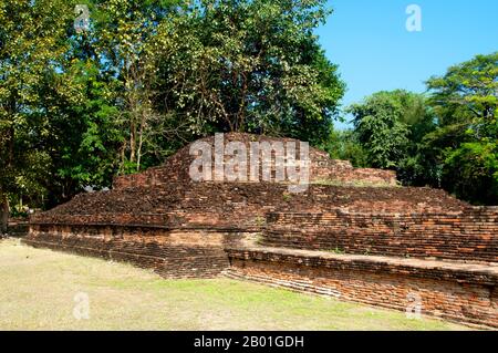 Thaïlande: Wat Phrajao Kham, Wiang Tha Kan, province de Chiang Mai. Wiang Tha Khan, situé à 16 km au sud de Chiang Mai dans le district rural de Sanpatong, est un petit et prospère village du nord de la Thaïlande, situé au milieu des plantations de Lamyai et habité par Tai Yong réaménagé de l'État voisin de Shan en Birmanie au début du 19th siècle. Il y a encore 10th ans ce fut une ville fortifiée, ou « wiang », servant de bastion à la périphérie du Royaume mon de Haripunchai, le Lamphun d’aujourd’hui. Aujourd'hui, les vestiges des murs de la ville et des douves environnantes survivent au milieu des plantations de Lamyai et des champs de riz. Banque D'Images