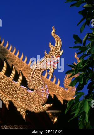 Thaïlande: Naga se délasse sur l'ubosoot (salle d'ordination), Wat Chiang Man, Chiang Mai. Wat Chiang Man (Chiang Mun) a été construit en 1297 EC et est considéré comme le plus ancien temple de Chiang Mai. Il a été construit sur l'endroit qui avait été utilisé par le roi Mangrai comme camp pendant la construction de sa nouvelle capitale Chiang Mai. Chiang Mai (signifiant « nouvelle ville »), parfois écrit comme « Chiengmai » ou « Chiangmai », est la ville la plus importante et la plus importante sur le plan culturel du nord de la Thaïlande. Le roi Mengrai fonda la ville de Chiang Mai en 1296, et il succéda à Chiang Rai comme capitale du royaume de Lanna. Banque D'Images