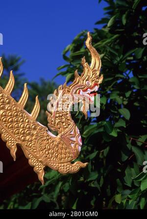 Thaïlande: Naga se délasse sur l'ubosoot (salle d'ordination), Wat Chiang Man, Chiang Mai. Wat Chiang Man (Chiang Mun) a été construit en 1297 EC et est considéré comme le plus ancien temple de Chiang Mai. Il a été construit sur l'endroit qui avait été utilisé par le roi Mangrai comme camp pendant la construction de sa nouvelle capitale Chiang Mai. Chiang Mai (signifiant « nouvelle ville »), parfois écrit comme « Chiengmai » ou « Chiangmai », est la ville la plus importante et la plus importante sur le plan culturel du nord de la Thaïlande. Le roi Mengrai fonda la ville de Chiang Mai en 1296, et il succéda à Chiang Rai comme capitale du royaume de Lanna. Banque D'Images