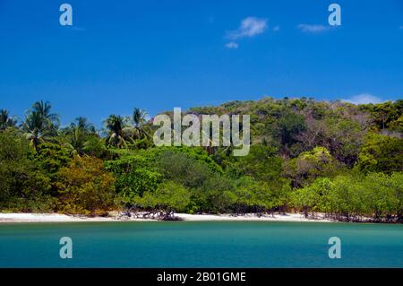 Thaïlande: Près de Ao Pante Malaka, Parc National marin de Ko Tarutao, Ko Tarutao. AO Pante Malaka est une longue baie sur la rive nord-ouest de Ko Tarutao, avec une plage de sable fin. Le quartier général du parc national marin de Ko Tarutao est situé ici, ainsi qu'un centre de services touristiques qui abrite une exposition couvrant le fond historique et naturel du parc. Le parc national marin de Ko Tarutao se compose de 51 îles réparties dans deux groupes principaux dispersés à travers la mer d'Andaman dans la Thaïlande la plus méridionale. Seulement sept des îles sont de toute taille, y compris Ko Tarutao à l'est. Banque D'Images