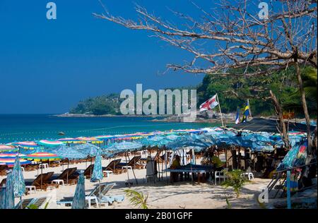 Thaïlande : parasols colorés, Hat Surin (Surin Beach), Phuket. Phuket, à 810 km2 la plus grande île de Thaïlande, se trouve dans la mer d'Andaman juste au large de la côte de la province de Phang-nga. Relié au continent par une large chaussée, il est devenu la station balnéaire la plus luxueuse et exquise de Thaïlande. Au cours des siècles passés Phuket était un important poste de traite sur la rive orientale du golfe du Bengale, gérant la navigation et traitant avec les marins des mondes arabe et malais, l'Inde, la Birmanie (Myanmar), la Chine et, bien sûr, Siam. Au 16e siècle, l'île était également bien connue des Européens. Banque D'Images