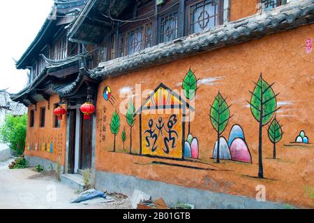 Chine : Dongba (Naxi) affiche une maison dans la vieille ville de Lijiang, province du Yunnan. Les Naxi ou Nakhi sont un groupe ethnique habitant les contreforts de l'Himalaya dans la partie nord-ouest de la province du Yunnan, ainsi que la partie sud-ouest de la province du Sichuan en Chine. On pense que les Naxi sont originaires du Tibet et, jusqu'à récemment, entretenaient des liens commerciaux terrestres avec Lhassa et l'Inde. Les Naxi forment l'un des 56 groupes ethniques officiellement reconnus par la République populaire de Chine. Les Naxi sont traditionnellement adeptes de la religion Dongba. Banque D'Images