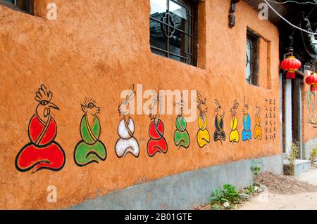 Chine : Dongba (Naxi) affiche une maison dans la vieille ville de Lijiang, province du Yunnan. Les Naxi ou Nakhi sont un groupe ethnique habitant les contreforts de l'Himalaya dans la partie nord-ouest de la province du Yunnan, ainsi que la partie sud-ouest de la province du Sichuan en Chine. On pense que les Naxi sont originaires du Tibet et, jusqu'à récemment, entretenaient des liens commerciaux terrestres avec Lhassa et l'Inde. Les Naxi forment l'un des 56 groupes ethniques officiellement reconnus par la République populaire de Chine. Les Naxi sont traditionnellement adeptes de la religion Dongba. Banque D'Images