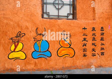 Chine : Dongba (Naxi) affiche une maison dans la vieille ville de Lijiang, province du Yunnan. Les Naxi ou Nakhi sont un groupe ethnique habitant les contreforts de l'Himalaya dans la partie nord-ouest de la province du Yunnan, ainsi que la partie sud-ouest de la province du Sichuan en Chine. On pense que les Naxi sont originaires du Tibet et, jusqu'à récemment, entretenaient des liens commerciaux terrestres avec Lhassa et l'Inde. Les Naxi forment l'un des 56 groupes ethniques officiellement reconnus par la République populaire de Chine. Les Naxi sont traditionnellement adeptes de la religion Dongba. Banque D'Images