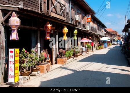 Thaïlande : vieux magasins en bois sur Chai Kong Road, Chiang Khan, province de Loei. La province de Loei (thaï : เลย) est située dans le nord-est de la Thaïlande. Les provinces voisines sont (de l'est dans le sens des aiguilles d'une montre) Nong Khai, Udon Thani, Nongbua Lamphu, Khon Kaen, Phetchabun, Phitsanulok. Au nord, elle borde les provinces de Xaignabouli et Vientiane du Laos. La province est couverte de basses montagnes, tandis que la capitale Loei est située dans un bassin fertile. La rivière Loei, qui traverse la province, est un affluent du Mékong. Banque D'Images