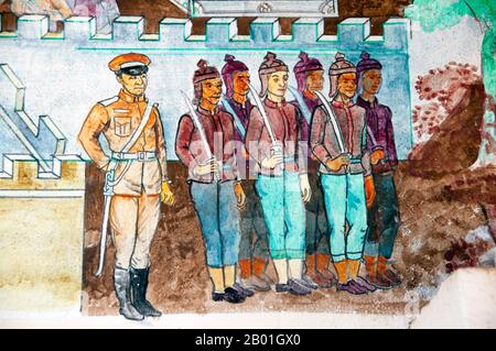 Thaïlande : murale de soldats en uniforme traditionnel avec un officier moderne sur le front du viharn à Wat si Khun Mueang, Chiang Khan, province de Loei. La province de Loei (thaï : เลย) est située dans le nord-est de la Thaïlande. Les provinces voisines sont (de l'est dans le sens des aiguilles d'une montre) Nong Khai, Udon Thani, Nongbua Lamphu, Khon Kaen, Phetchabun, Phitsanulok. Au nord, elle borde les provinces de Xaignabouli et Vientiane du Laos. La province est couverte de basses montagnes, tandis que la capitale Loei est située dans un bassin fertile. La rivière Loei, qui traverse la province, est un affluent du Mékong. Banque D'Images