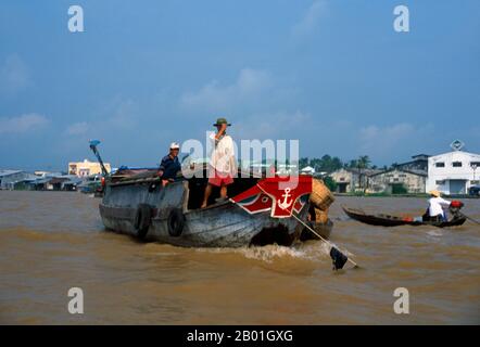 Vietnam : marché flottant de CAI rang, près de CAN Tho, Delta du Mékong. Le sud du Vietnam est dominé par les riches terres agricoles du delta du Mékong, principale source de production de riz, de fruits et légumes du pays. La terre est alluviale et de faible altitude, avec des marais et des forêts de mangroves à l'ouest et au sud. Pendant la saison des pluies, l'eau couvre un tiers du delta, avec des inondations allant jusqu'à 13 pieds (4 m). Par endroits, l'eau salée empiète sur le delta jusqu'à 30 m (48 km). Bien que extraordinairement fertiles, certaines parties du delta doivent encore être cultivées. Banque D'Images