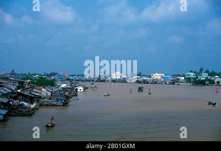 Vietnam : vue depuis le pont Dau Sau près du marché flottant de Cai rang, près de CAN Tho, Delta du Mékong. Le sud du Vietnam est dominé par les riches terres agricoles du delta du Mékong, principale source de production de riz, de fruits et légumes du pays. La terre est alluviale et de faible altitude, avec des marais et des forêts de mangroves à l'ouest et au sud. Pendant la saison des pluies, l'eau couvre un tiers du delta, avec des inondations allant jusqu'à 13 pieds (4 m). Par endroits, l'eau salée empiète sur le delta jusqu'à 30 m (48 km). Bien que extraordinairement fertiles, certaines parties du delta doivent encore être cultivées. Banque D'Images