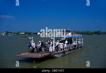 Vietnam : ferry pour l'île Anh Binh de Vinh long, Delta du Mékong. Le sud du Vietnam est dominé par les riches terres agricoles du delta du Mékong, principale source de production de riz, de fruits et légumes du pays. La terre est alluviale et de faible altitude, avec des marais et des forêts de mangroves à l'ouest et au sud. Pendant la saison des pluies, l'eau couvre un tiers du delta, avec des inondations allant jusqu'à 13 pieds (4 m). Par endroits, l'eau salée empiète sur le delta jusqu'à 30 m (48 km). Bien que extraordinairement fertiles, certaines parties du delta doivent encore être cultivées. Banque D'Images