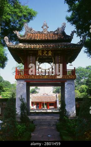 Vietnam : porte de la Constellation de la Littérature (Khue Van CAC), Temple de la Littérature (Van Mieu), Hanoi. Le Temple de la Littérature ou Van Mieu est l’un des trésors culturels les plus importants du Vietnam. Fondé en 1070 par le roi Ly Thanh Tong du début de la dynastie Ly, le temple était à l'origine dédié à la fois à Confucius et à Chu Cong, un membre de la famille royale chinoise crédité d'être à l'origine de nombreux enseignements que Confucius a développés cinq cents ans plus tard. Le site a été choisi par les géomanciers de la dynastie Ly pour être en harmonie avec le temple taoïste Bich Cau et la pagode bouddhiste à un pilier. Banque D'Images