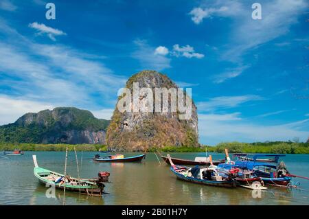 Thaïlande : bateaux à queue longue, Hat Pak Meng, province de Trang. La province de Trang dépendait de l’extraction de l’étain jusqu’à ce que les premiers plants de caoutchouc soient importés en Thaïlande vers 1901 – une partie d’un long voyage depuis l’Amérique du Sud via les États malais voisins. Le caoutchouc, l'huile de palme et la pêche sont les piliers de l'économie de la province. Le tourisme a un impact croissant alors que la côte et les îles Andaman de Trang sont de plus en plus développées et popularisées. Banque D'Images