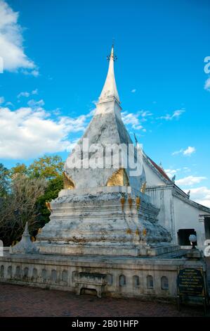 Thaïlande : les offrandes de ton phueng (faites de bambou et de cire chauffée par le soleil) se trouvent à la base du chedi penché vénéré à Phra That si Song Rak, Dan Sai, province de Loei. La province de Loei est située dans le nord-est supérieur de la Thaïlande. Les provinces voisines sont (de l'est dans le sens des aiguilles d'une montre) Nong Khai, Udon Thani, Nongbua Lamphu, Khon Kaen, Phetchabun, Phitsanulok. Au nord, elle borde les provinces de Xaignabouli et Vientiane du Laos. La province est couverte de basses montagnes, tandis que la capitale Loei est située dans un bassin fertile. La rivière Loei, qui traverse la province, est un affluent du Mékong. Banque D'Images