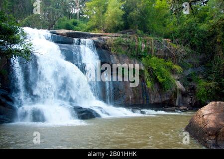 Thaïlande : chute d'eau de Tat Huang (Namtok Nam Hueang), également connue sous le nom de chute d'eau Thai-Lao ou chute d'eau internationale, parc national de Phu Suan Sai, province de Loei. La province de Loei est située dans le nord-est supérieur de la Thaïlande. Les provinces voisines sont (de l'est dans le sens des aiguilles d'une montre) Nong Khai, Udon Thani, Nongbua Lamphu, Khon Kaen, Phetchabun, Phitsanulok. Au nord, elle borde les provinces de Xaignabouli et Vientiane du Laos. La province est couverte de basses montagnes, tandis que la capitale Loei est située dans un bassin fertile. La rivière Loei, qui traverse la province, est un affluent du Mékong. Banque D'Images